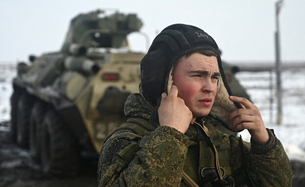 חייל רוסי בתרגיל סמוך לגבול עם אוקראינה (צילום: רויטרס)