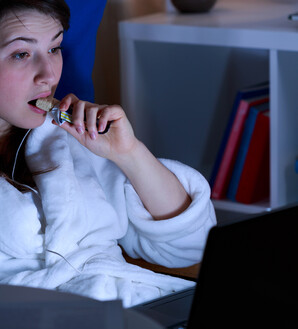 אוכלת בלילה (צילום: Photographee.eu, Shutterstock)