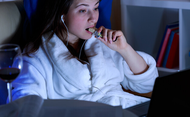 אוכלת בלילה אוכלת בלילה