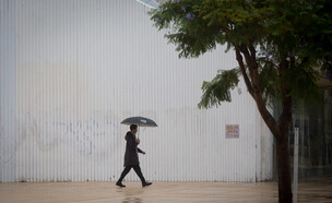 אנשים בגשם (צילום: מרים אלסטר, פלאש 90)