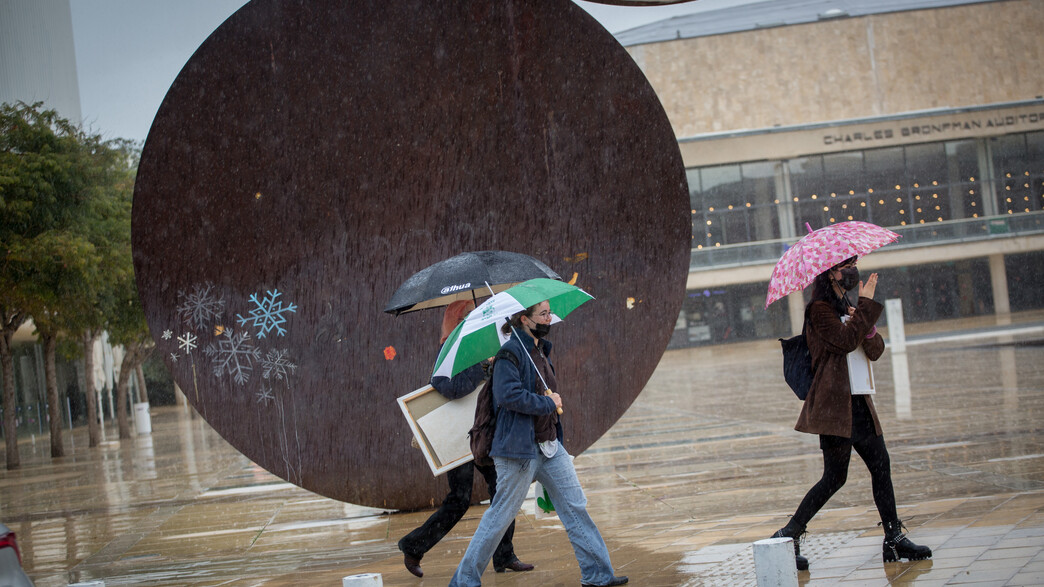 אנשים בגשם אנשים בגשם