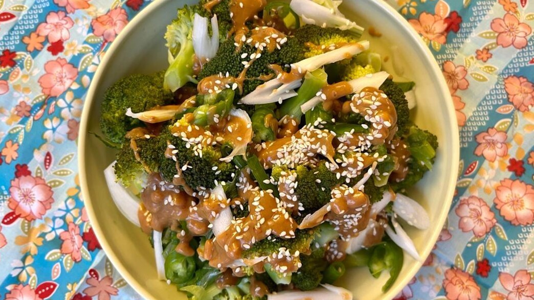 סלט ברוקולי ברוטב חמאת בוטנים סלט ברוקולי ברוטב חמאת בוטנים