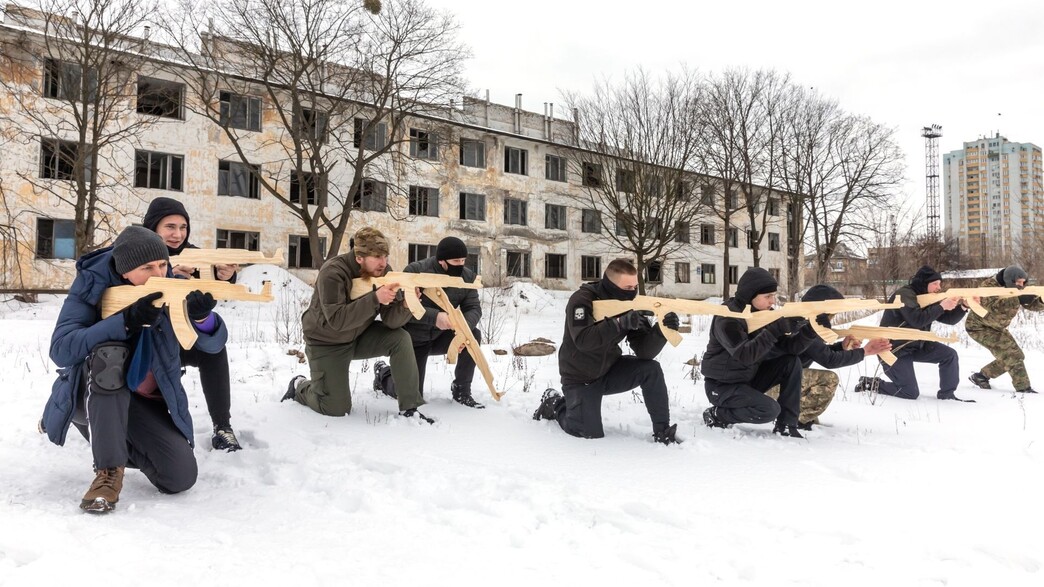 אזרחים אוקראיניים בקייב מבצעים בתרגול הגנתי, על רק