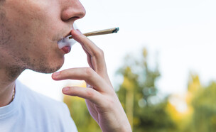 גבר מעשן מריחואנה (צילום: 123rf)