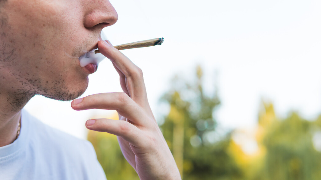 גבר מעשן מריחואנה, עישון, מעשן, מריחואה, קנאביס, ו (צילום: 123rf)