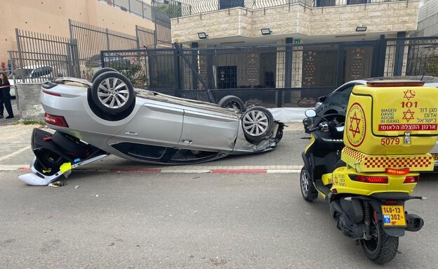 הרכב ההפוך לאחר הירי בכפר כנא (צילום: תיעוד מבצעי מד"א)