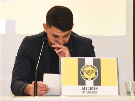 כהן מתרגש במסיבת העיתונאים (ברני ארדוב)