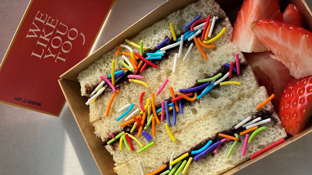 כריך שוקולד וסוכריות עם פרי. נורדיניו כריך שוקולד וסוכריות עם פרי. נורדיניו