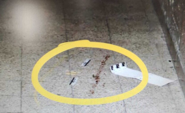 כתם דם שנמצא בחדר המדרגות, צילום מתוך זירת הרצח