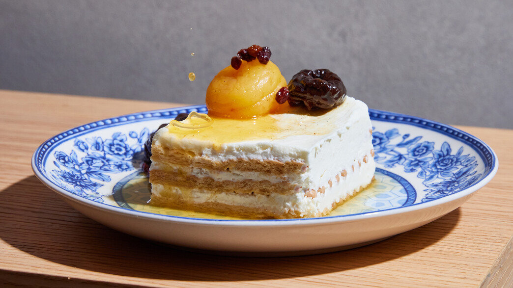 עוגת ביסקוויטים עם סירופ ויסקי וקומפוט פירות יבשים עוגת ביסקוויטים עם סירופ ויסקי וקומפוט פירות יבשים