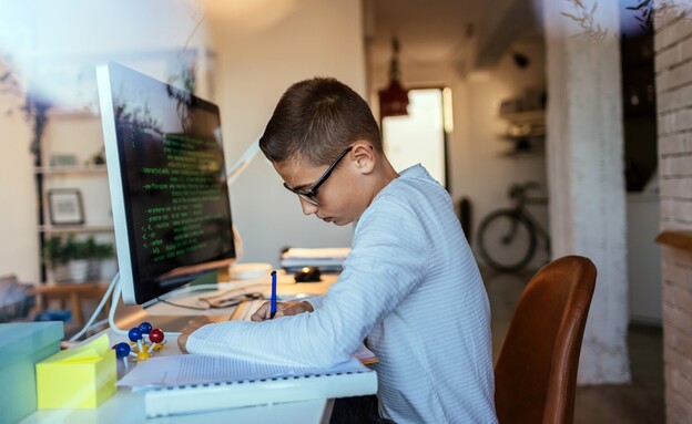 אילוסטרציה ילד לומד תכנות (צילום: AleksandarNakic, getty images)