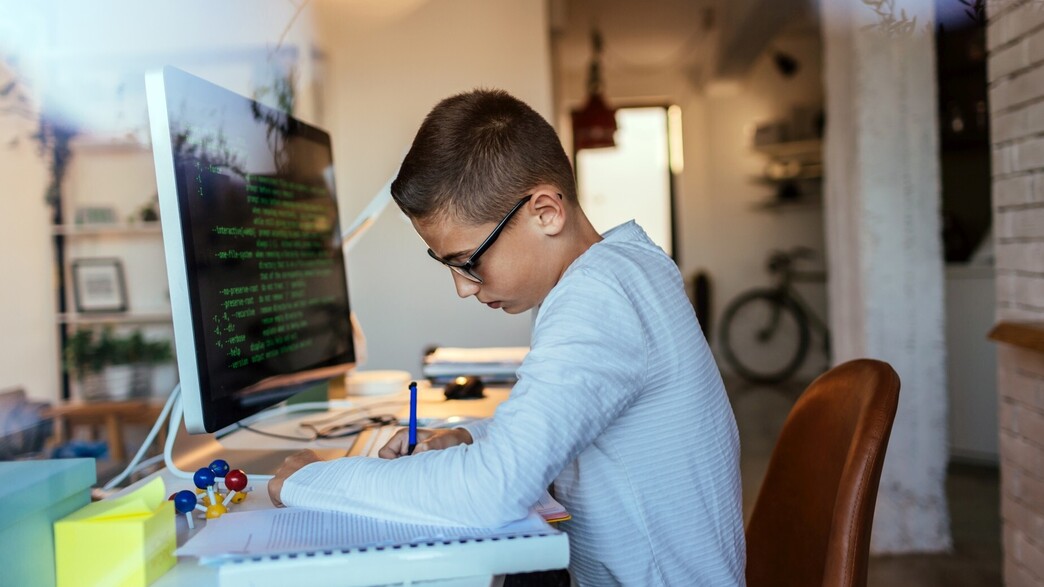 אילוסטרציה ילד לומד תכנות