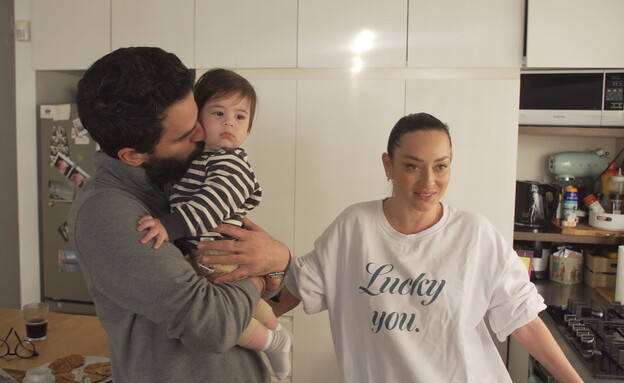 אנה עם בעלה ובנה (צילום: חדשות 12)