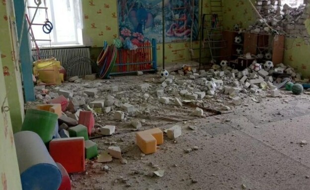 באוקראינה טוענים: גן ילדים שהופצץ (צילום: רויטרס)