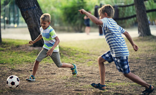 זוג ילדים מהגב (צילום:  Imgorthand, getty images)