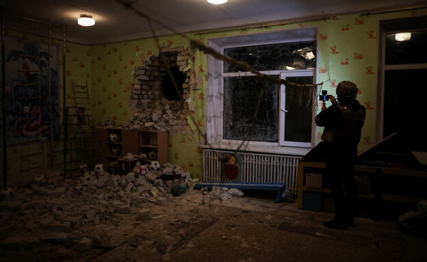 גן הילדים בחבל לוהנסק באוקראינה שנפגע מפגזים (צילום: רויטרס)