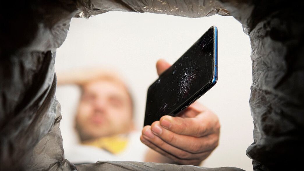 משליך סמארטפון לפח