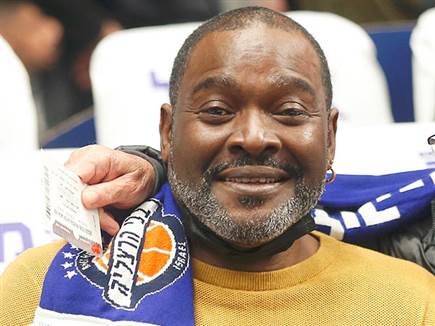 הגיע לצפות בבנו. ג'ו דאוסון (אלן שיבר)