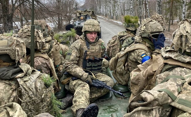 חיילים אוקראינים בתרגיל (צילום: Reuters)