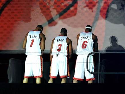 שלושה חברים עם מדי כדורסל (Getty) (צילום: ספורט 5)