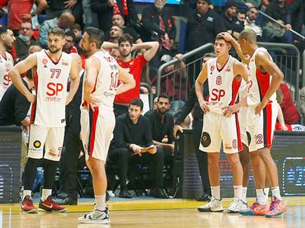 יצאו בידיים ריקות. שחקני הפועל ת&quot;א (אלן שיבר)