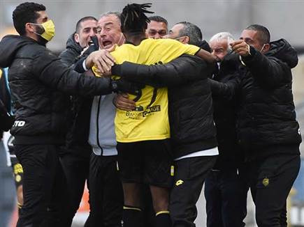 הספסל הצהוב היה בעננים (ברני ארדוב)