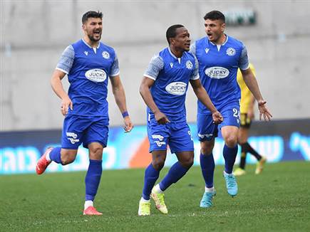 אך אז הגיע אבובאקר דומביה (ברני ארדוב)