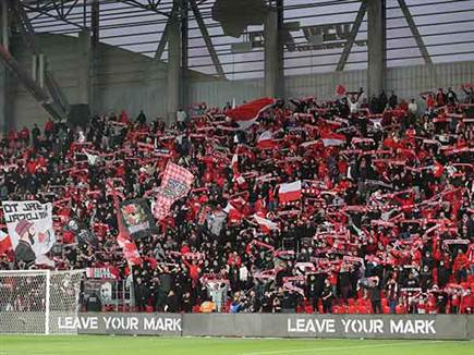 הקהל האדום הגיע עם הרבה רעב לטרנר (צילום: לירון מולדובן)