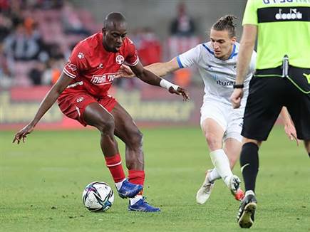 אבל כשהקבוצות עלו לדשא, זה היה הרבה יותר מורכב (צילום: לירון מולדובן)