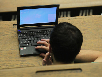 נער מול מחשב (צילום: Johannes Simon, GettyImages IL)