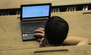 נער מול מחשב (צילום: Johannes Simon, GettyImages IL)