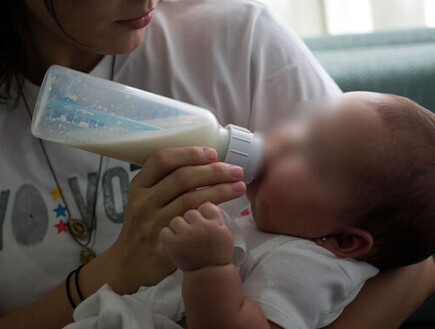 תינוק, חלב אם, בקבוק, יולדת (צילום: רויטרס)