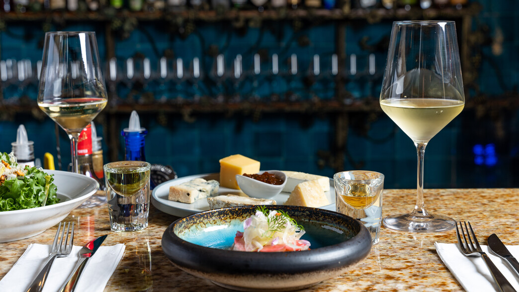 בר יין ואוכל חדש סנט אורבן ירושלים בר יין ואוכל חדש סנט אורבן ירושלים