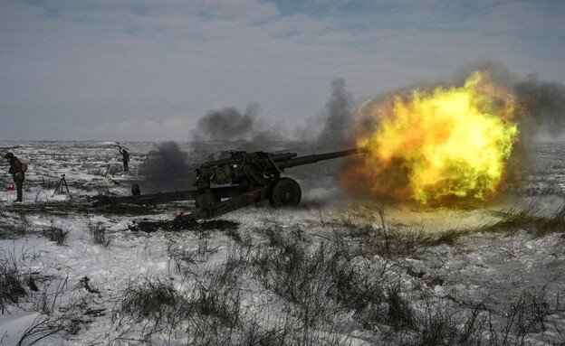 תותח של צבא רוסיה בתרגיל (צילום: Reuters)