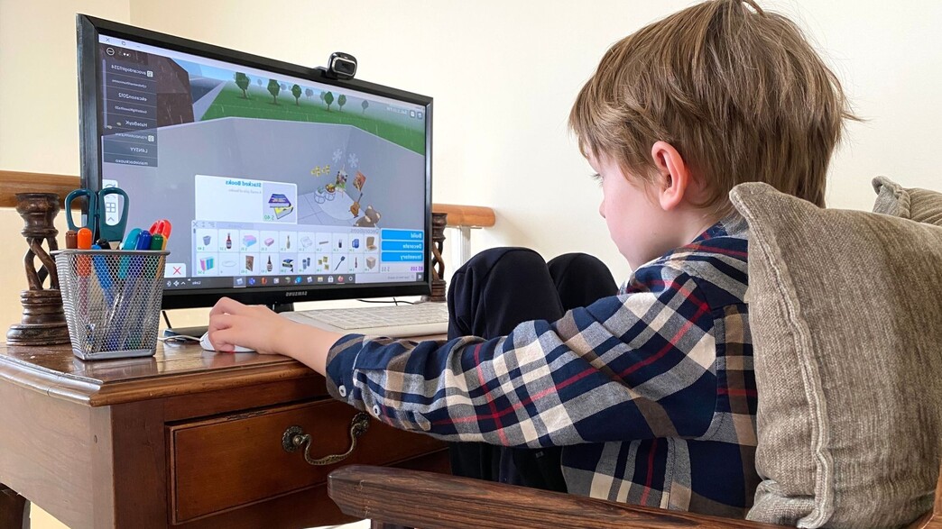 ילד משחק ברובלוקס ילד משחק ברובלוקס