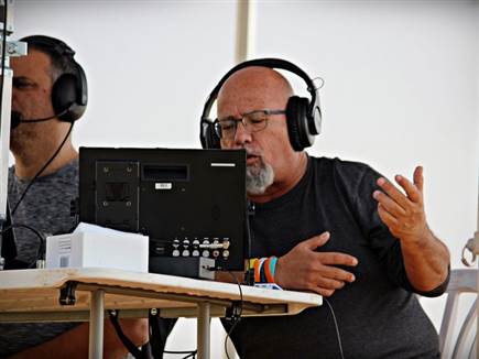 הלו, זה רדיו? בועז קורפל בעמדת השידור