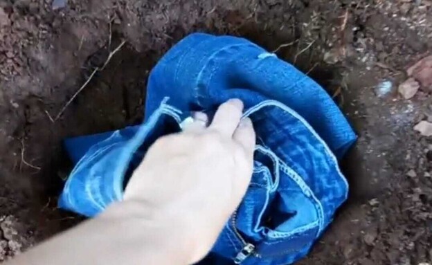 קברה מכנסי ג'ינס באדמה לשנה (צילום: צילום מסך מתוך הסרטון)