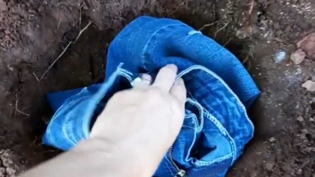 קברה מכנסי ג'ינס באדמה לשנה קברה מכנסי ג'ינס באדמה לשנה