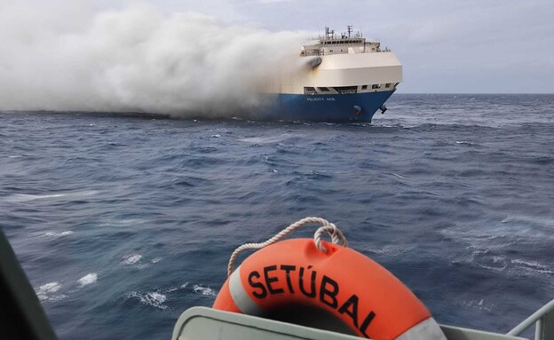 הספינה פליסיטי אייס עולה באש (צילום: AP)