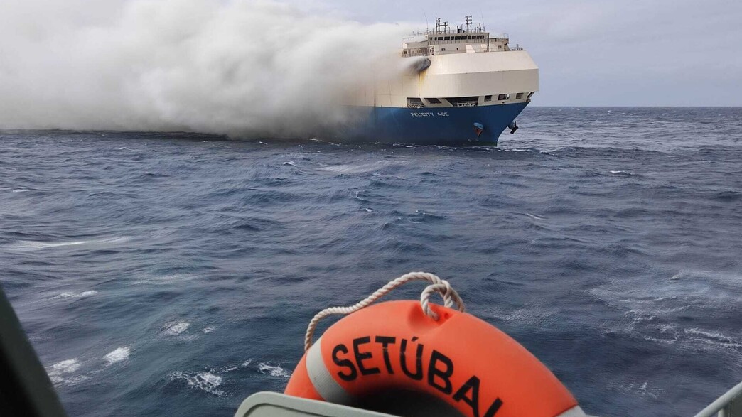 הספינה פליסיטי אייס עולה באש (צילום: AP)