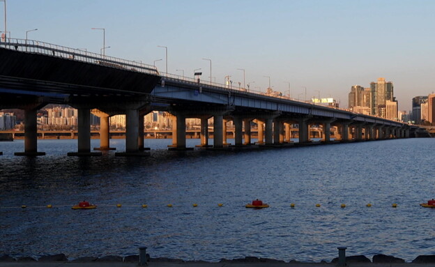  גשר מאפו שממנו קוריאנים רבים קופצים אל מותם (צילום: חדשות 12)