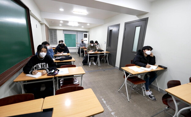  תלמידים קוריאנים לומדים מתמטיקה בבית ספר לילה (צילום: חדשות 12)