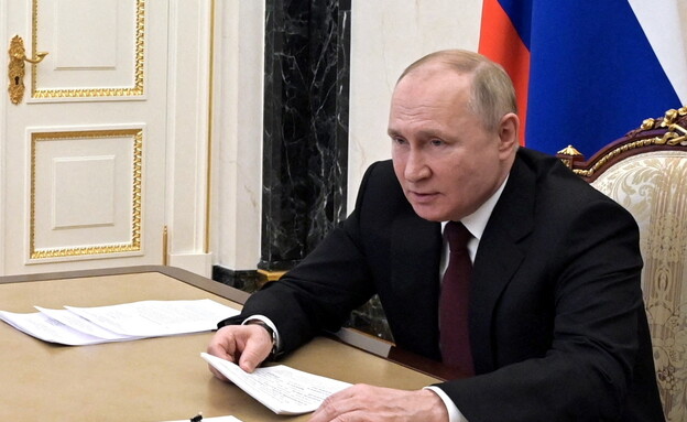 הנשיא ולדימיר פוטין חותם על צו (צילום: רויטרס)