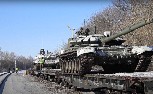 טנקים רוסיים ליד גבול אוקראינה (צילום: AP)