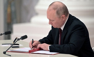 הנשיא פוטין חותם על הצו (צילום: Reuters)