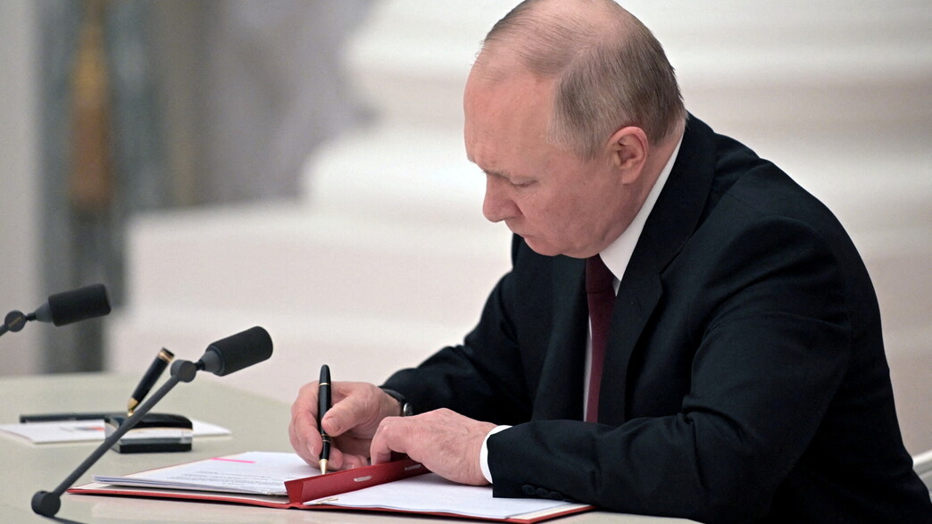 הנשיא פוטין חותם על הצו הנשיא פוטין חותם על הצו