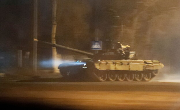 טנק רוסי ברחובות דונייצק (צילום: רויטרס)
