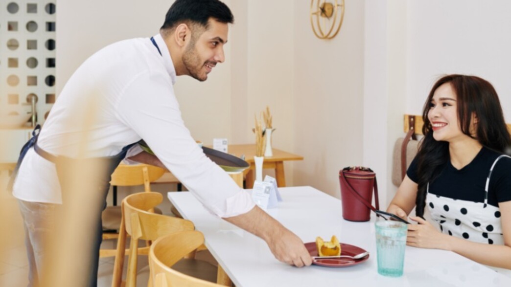 מלצר מגיש אוכל