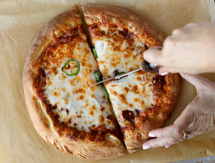 פיצה ביתית - החיתוך (צילום: נופר צור, mako אוכל)