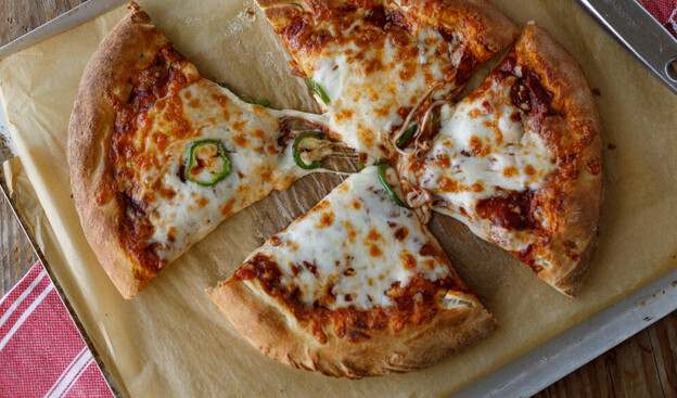 פיצה ביתית (צילום: נופר צור, mako אוכל)